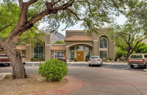 Oro Valley Copropriété | 2-bes, 2-bath condo in Oro Valley, fireplace, WiFi, AC, fitness room, pool/spa.