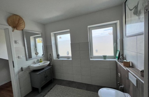 Prohn Maison | 2 Bettzimmer mit Gemeinschaftsküche,-Wohnzimmer & Bad
