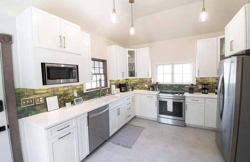Littleton Maison | 2 blocks to Main St Littleton 🌻 Garden 🐾 Fenced Yard 🌲 Zero Cleaning Fee!