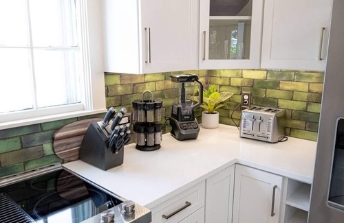 Littleton Maison | 2 blocks to Main St Littleton 🌻 Garden 🐾 Fenced Yard 🌲 Zero Cleaning Fee!