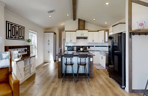 Somerville Maison | 2 Br 1ba Private Farmhouse