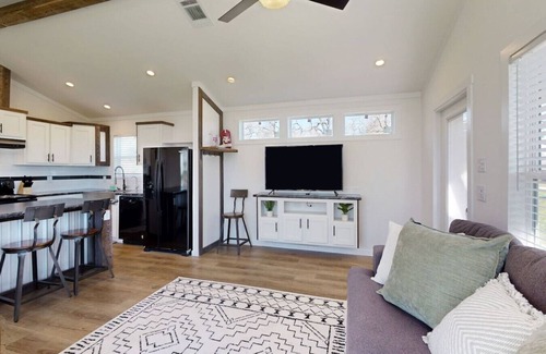 Somerville Maison | 2 Br 1ba Private Farmhouse