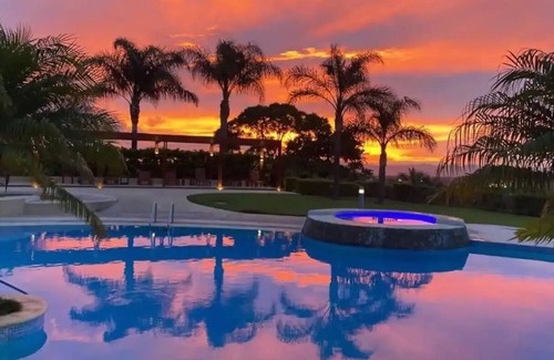Santa Ana Copropriété | 2 BR 2 Bath Luxury Condo with Exclusive Swim-Up Bar/Restaurant