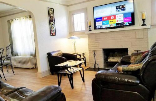 Waukegan Appartement | 2 BR Apt near Great Lakes Naval Base and 6 Flags