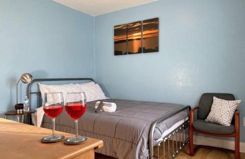 Waukegan Appartement | 2 BR Apt near Great Lakes Naval Base and 6 Flags
