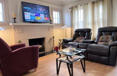 Waukegan Appartement | 2 BR Apt near Great Lakes Naval Base and 6 Flags