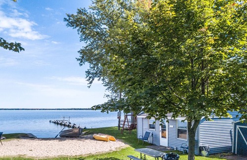 Houghton Lake Station Balnéaire | 2 BR Cabin Only 7 Steps from the Lake
