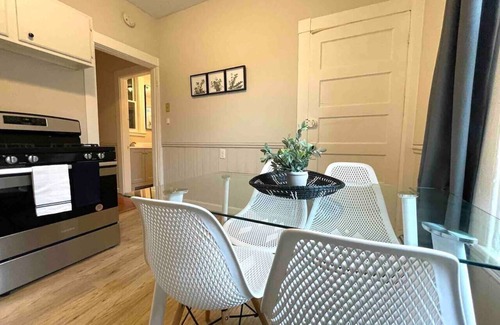 Beverly Appartement | 2 BR City Sanctuary - 5 Mins to Historical Salem!