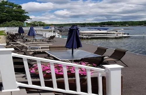 Winnisquam Copropriété | 2 BR condo with sleeping loft right on Lake Winnisquam