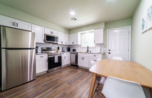 Downtown Appartement | 2-BR Cozy Guest Suite with Full Kitchen Near The Momentary & 8th Street Market