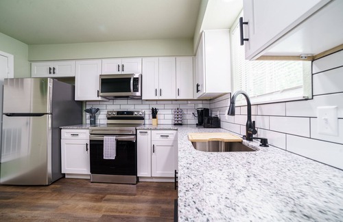 Downtown Appartement | 2-BR Cozy Guest Suite with Full Kitchen Near The Momentary & 8th Street Market