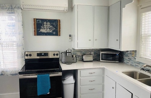Snug Harbor Cottage | 2 BR East Matunuck cottage à 7 min à pied de la plage, à quelques pas de Salt Pond