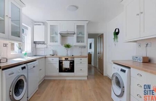 Hillside Maison | 2-BR Flat w. Garden near Wimbledon Station