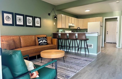 Eatonville Maison | 2 BR Historic Townhouse in Downtown Eatonville. Mt Rainier wildlife &waterfalls!