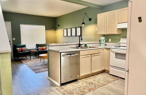 Eatonville Maison | 2 BR Historic Townhouse in Downtown Eatonville. Mt Rainier wildlife &waterfalls!