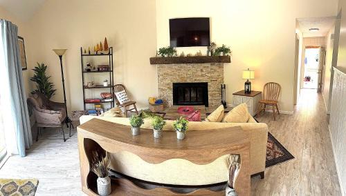 Hancock Maison | 2 BR JIMINY PEAK w Mountain Views SLEEPS 7 Gorgeous