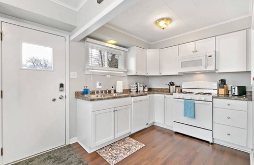 Oakwood Hills Maison | 2 BR remodeled home near Cary/Crystal Lake/McHenry