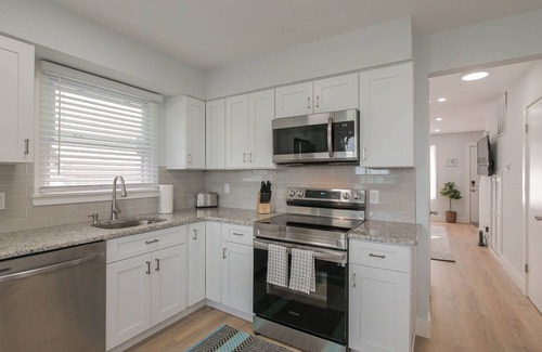 Southend Maison | 2-BR Sea Coral Beach House - 1.5 blocks from beach