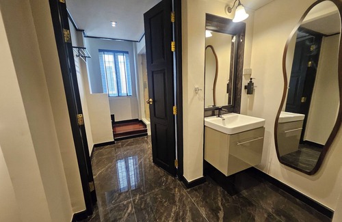 Samphanthawong Maison | 2 BR Soho house Lux |Walk to Chinatown|MRT|Pier