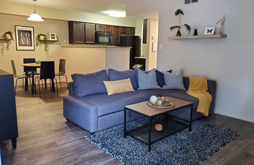 Lombard Copropriété | 2 BR W/ Washer Dryer, Fireplace, Close To It All, Monthly Stays Welcome