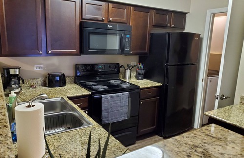 Lombard Copropriété | 2 BR W/ Washer Dryer, Fireplace, Close To It All, Monthly Stays Welcome