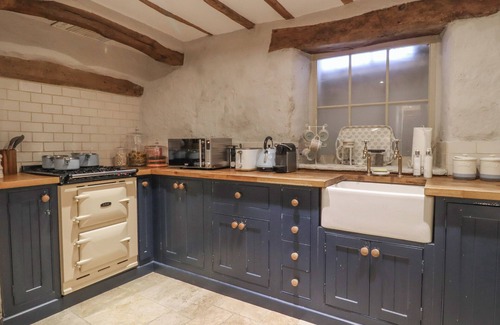 Knaresborough Maison | 2 CASTLEGATE, pet friendly, with a garden in Knaresborough