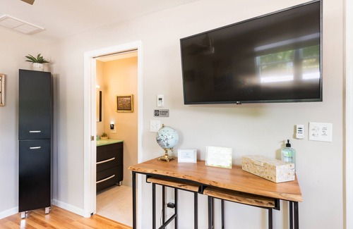 West Ashley Appartement | Charming~ Studio 2 is located 4.3 miles from Downtown Charleston! In West Ashley