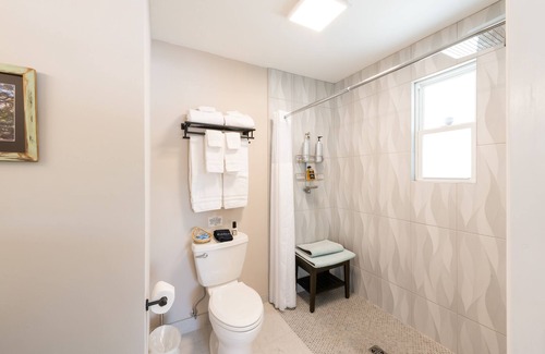 West Ashley Appartement | Charming~ Studio 2 is located 4.3 miles from Downtown Charleston! In West Ashley