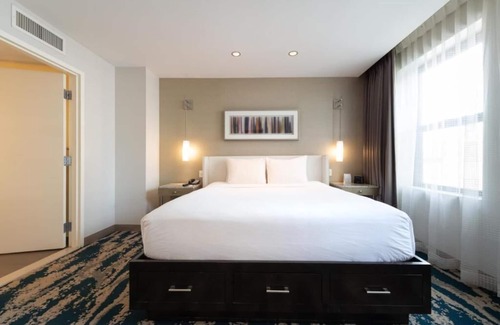 Near North Side Hôtel | 2 Charming Units in Trendy River North! Short Drive to Chicago O’Hare Airport!