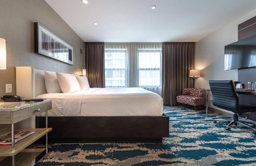 Near North Side Hôtel | 2 Charming Units in Trendy River North! Short Drive to Chicago O’Hare Airport!