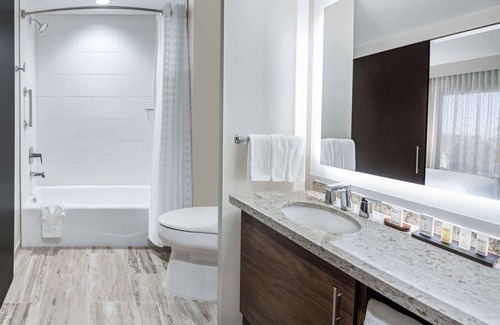 College Station Hôtel | 2 Connecting Suites with Three Beds and Two Sofabeds at a Full Service Hotel by Suiteness