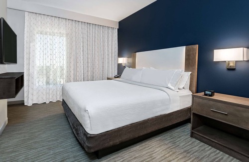 College Station Hôtel | 2 Connecting Suites with Three Beds and Two Sofabeds at a Full Service Hotel by Suiteness