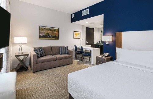 College Station Hôtel | 2 Connecting Suites with Two Beds and Two Sofabeds at a Full Service Hotel by Suiteness