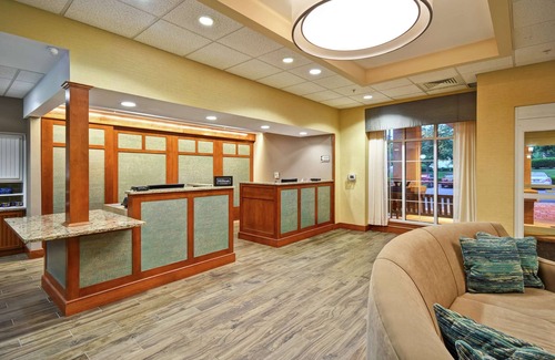 Rohrerstown Appartement | 2 Connecting Suites with 4 Beds and Two Sofabeds at a Full Service Hotel by Suiteness