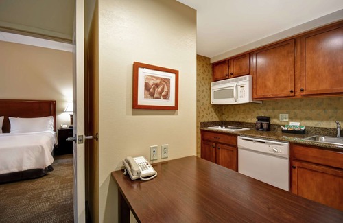 Rohrerstown Appartement | 2 Connecting Suites with Two Beds and Two Sofabeds at a Full Service Hotel by Suiteness