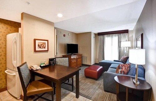 Rohrerstown Appartement | 2 Connecting Suites with Three Beds and Two Sofabeds at a Full Service Hotel by Suiteness
