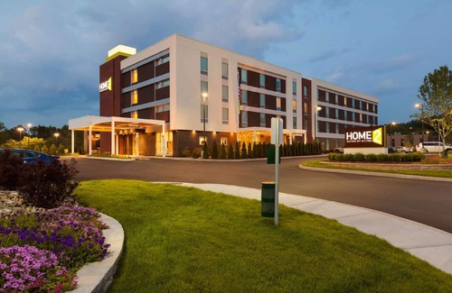Newtonville Appartement | 2 Connecting Suites with Two Beds and Two Sofabeds at a Full Service Hotel by Suiteness