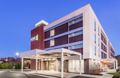 Newtonville Appartement | 2 Connecting Suites with Two Beds and Two Sofabeds at a Full Service Hotel by Suiteness