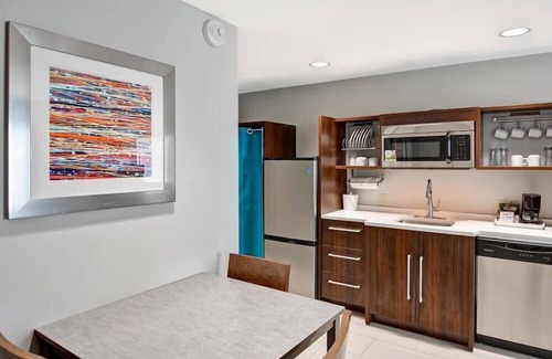 Conway Appartement | 2 Connecting Suites with Two Beds and Two Sofabeds at a Full Service Hotel by Suiteness