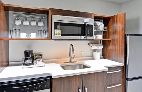 Conway Appartement | 2 Connecting Suites with 4 Beds and Two Sofabeds at a Full Service Hotel by Suiteness