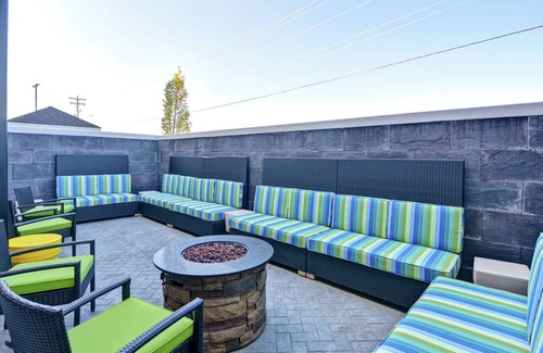 Conway Appartement | 2 Connecting Suites with 4 Beds and Two Sofabeds at a Full Service Hotel by Suiteness