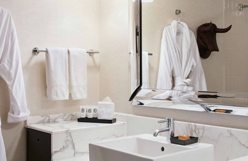 Glencoe Hôtel | 2 Connecting Suites with Three Beds and One Sofabed at a 4 Star Hotel by Suiteness