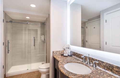 Catalina Foothills Estates Hôtel | 2 Connecting Suites with Two Beds and Two Sofabeds at a Full Service Hotel by Suiteness