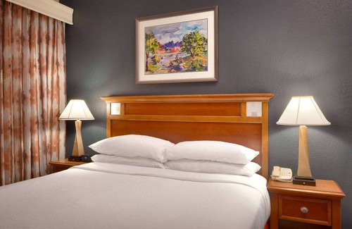 Catalina Foothills Estates Hôtel | 2 Connecting Suites with Two Beds and Two Sofabeds at a Full Service Hotel by Suiteness