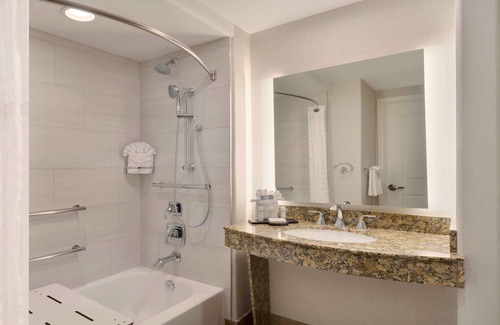 Catalina Foothills Estates Hôtel | 2 Connecting Suites with Two Beds and Two Sofabeds at a Full Service Hotel by Suiteness