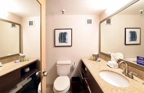 Tucson Maison | 2 Connecting Suites with Three Beds at a Full Service Hotel by Suiteness
