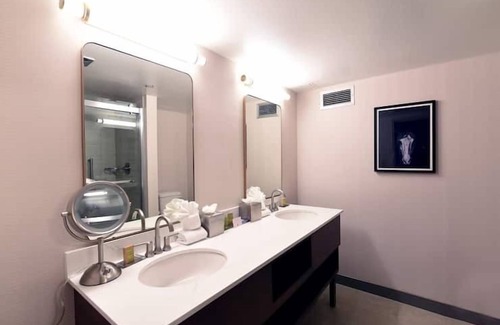 Tucson Maison | 2 Connecting Suites with Three Beds at a Full Service Hotel by Suiteness