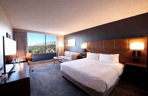 Tucson Maison | 2 Connecting Suites with Three Beds at a Full Service Hotel by Suiteness