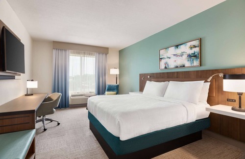 Energy Corridor Hôtel | 2 Connecting Suites with Two Beds and Two Sofabeds at a Full Service Hotel by Suiteness
