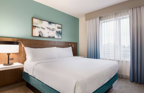 Energy Corridor Hôtel | 2 Connecting Suites with Two Beds and Two Sofabeds at a Full Service Hotel by Suiteness